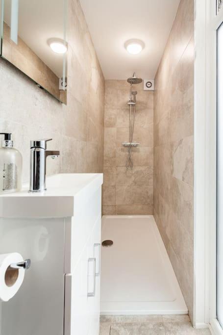 One Bedroom Apartment, Driveway, Bracknell Centre المظهر الخارجي الصورة
