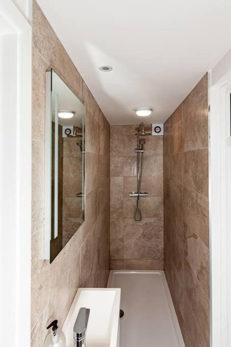 One Bedroom Apartment, Driveway, Bracknell Centre المظهر الخارجي الصورة
