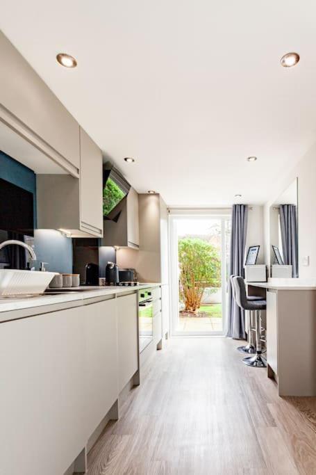 One Bedroom Apartment, Driveway, Bracknell Centre المظهر الخارجي الصورة