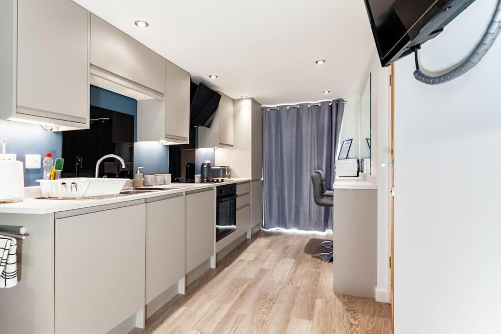 One Bedroom Apartment, Driveway, Bracknell Centre المظهر الخارجي الصورة