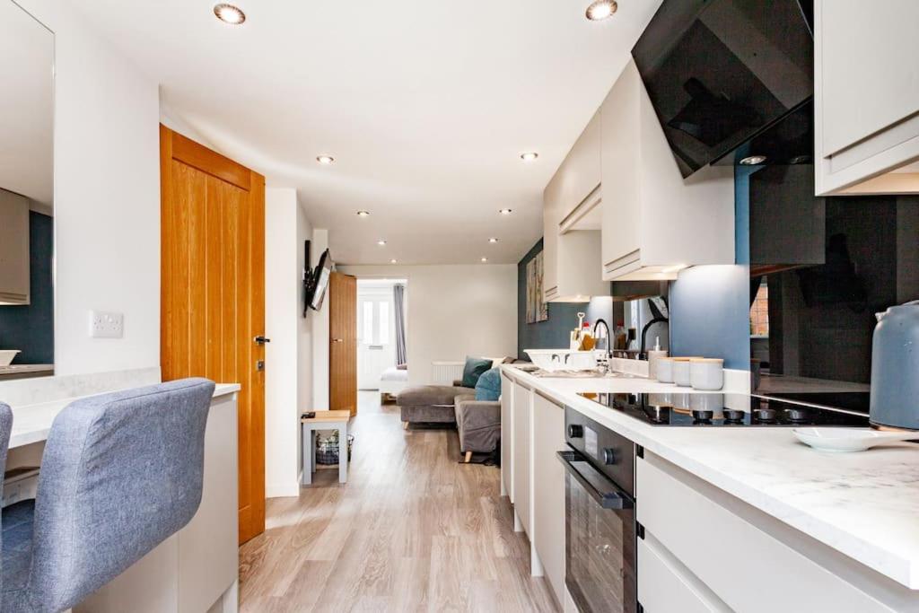 One Bedroom Apartment, Driveway, Bracknell Centre المظهر الخارجي الصورة