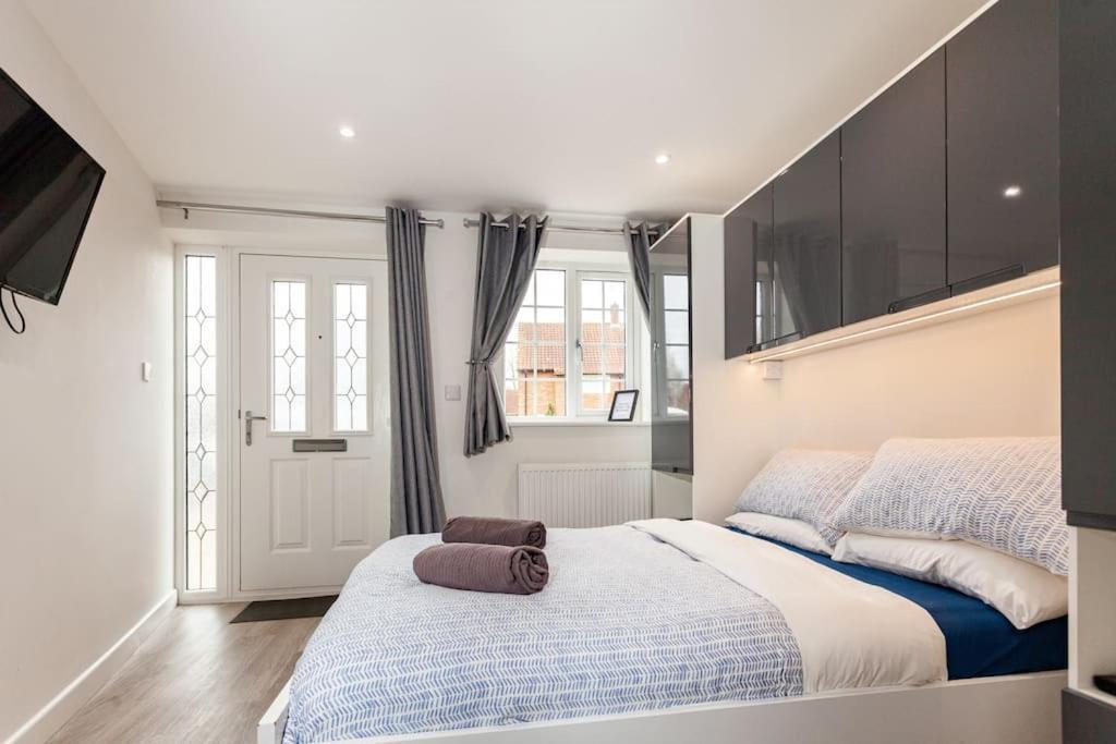 One Bedroom Apartment, Driveway, Bracknell Centre المظهر الخارجي الصورة