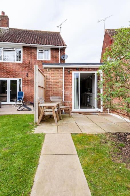 One Bedroom Apartment, Driveway, Bracknell Centre المظهر الخارجي الصورة