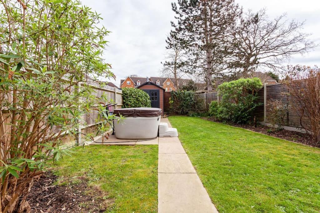 One Bedroom Apartment, Driveway, Bracknell Centre المظهر الخارجي الصورة